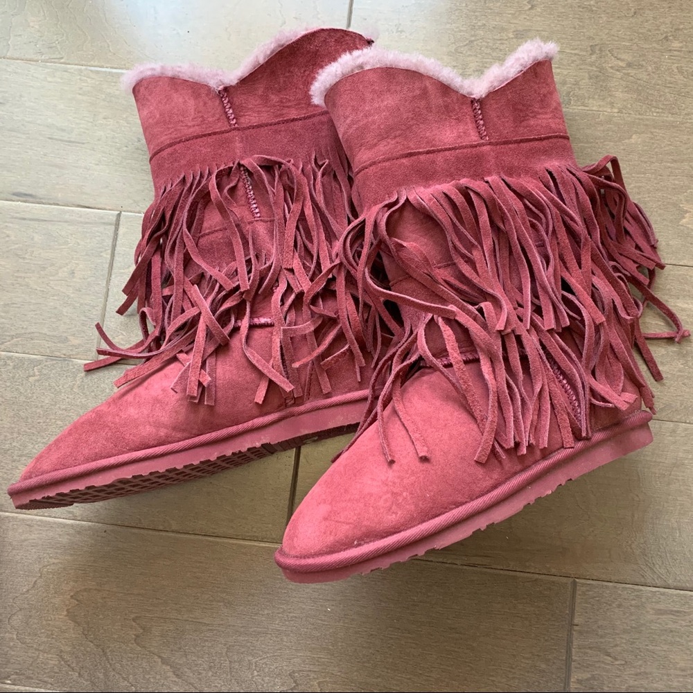 LIKE NEW Koolaburra fringed boots in box